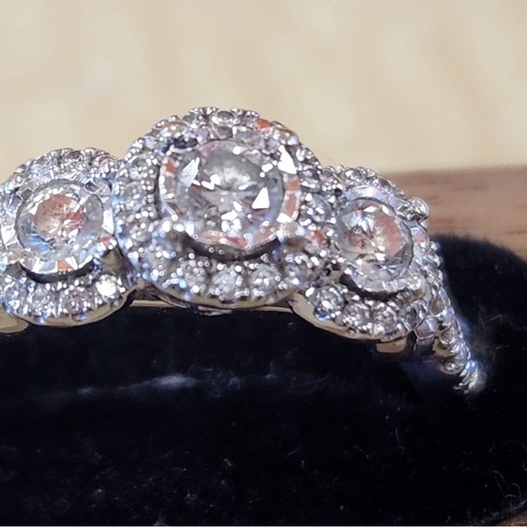 Elegant Diamond Women's Ring - Picture 7 of 10